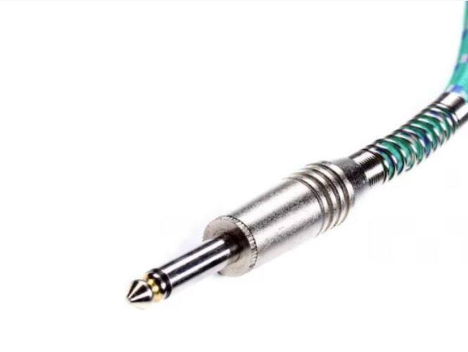 ਰਿੰਗ ਵਾਲੇ ਪਲੱਗ ਦਾ ਮਤਲਬ ਹੈ ਕਿ ਇਹ ਮੋਨੋ ਅਡਾਪਟਰ ਹੈ। ਇਸਦਾ ਮਤਲਬ ਹੈ ਕਿ ਹੈੱਡਫੋਨ ਆਉਟਪੁੱਟ ਵਿੱਚ ਸਿਰਫ ਇੱਕ ਆਡੀਓ ਚੈਨਲ ਹੈ। ਇਸ ਕਿਸਮ ਦੇ ਪਲੱਗ ਦੀ ਵਰਤੋਂ ਸੰਗੀਤ ਯੰਤਰਾਂ, ਰਿਕਾਰਡਰ, ਰੇਡੀਓ ਅਤੇ ਹੋਰ ਉਪਕਰਣਾਂ ਨਾਲ ਆਡੀਓ ਸੰਗ੍ਰਹਿ ਲਈ ਕੀਤੀ ਜਾਂਦੀ ਹੈ। ਇੱਕ ਰਿੰਗਡ ਪਲੱਗ ਨੂੰ ਮੋਨੋ ਜੈਕ ਵੀ ਕਿਹਾ ਜਾਂਦਾ ਹੈ।