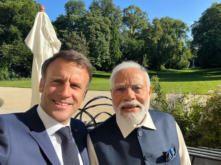PM Narendra Modi France Visit Day 2 Live Updates Bastille Day Parade Paris Emmanuel Macron Submarines Rafale M in Hindi PM Modi France Visit: पीएम मोदी के साथ सेल्फी शेयर करते हुए राष्ट्रपति इमैनुएल मैक्रों बोले, 'भारत-फ्रांस की दोस्ती अमर रहे!'