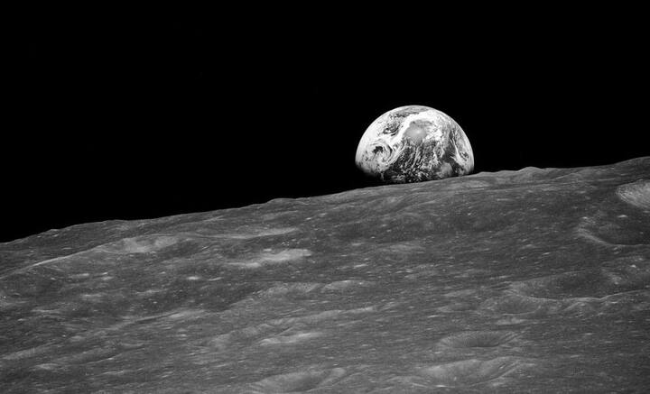 চন্দ্রপৃষ্ঠের গহ্বরগুলি থেকে সংগৃহীত নমুনা থেকেই এই তথ্য সামনে এসেছে। বিজ্ঞানীদের দাবি, ৪৫৩ কোটি বছর আগে নবজাতক পৃথিবীর সঙ্গে গ্রহাণুর সংঘর্ষ বাধলে পাথর, ধুলো ছিটকেই তৈরি হয় চাঁদ। তাই সেই শিলা, ধুলোর সঙ্গে চাঁদের বয়সের মধ্যে ফারাক রয়েছে।