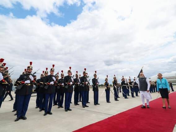 સેનેટ પ્રમુખ ગેરાર્ડ લાર્ચરને મળ્યા બાદ પીએમ મોદી ભારતીય સમય અનુસાર રાત્રે 8.45 વાગ્યાની આસપાસ ફ્રાન્સના વડાપ્રધાન એલિઝાબેથ બોર્ન સાથે મુલાકાત કરશે. આ પછી PM મોદી લગભગ 11 વાગ્યે પ્રતિષ્ઠિત લા સીન મ્યુઝિકલમાં ભારતીય સમુદાયના એક કાર્યક્રમને સંબોધિત કરશે. ત્યારપછી તેઓ બપોરે 12.30 વાગ્યે ફ્રાન્સના રાષ્ટ્રપતિ ઈમેન્યુઅલ મેક્રોન દ્વારા આયોજિત ખાનગી રાત્રિભોજન માટે એલિસી પેલેસ પહોંચશે.