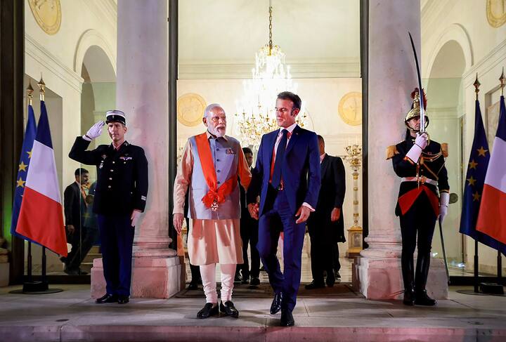 फ्रान्सच्या या दौऱ्यामध्ये पंतप्रधान नरेंद्र मोदी यांना फ्रान्सच्या सर्वोच्च पुरस्काराने म्हणजेच 'ग्रँड क्रॉस ऑफ द लीजन ऑफ ऑनर' सन्मानित करण्यात आले आहे.
