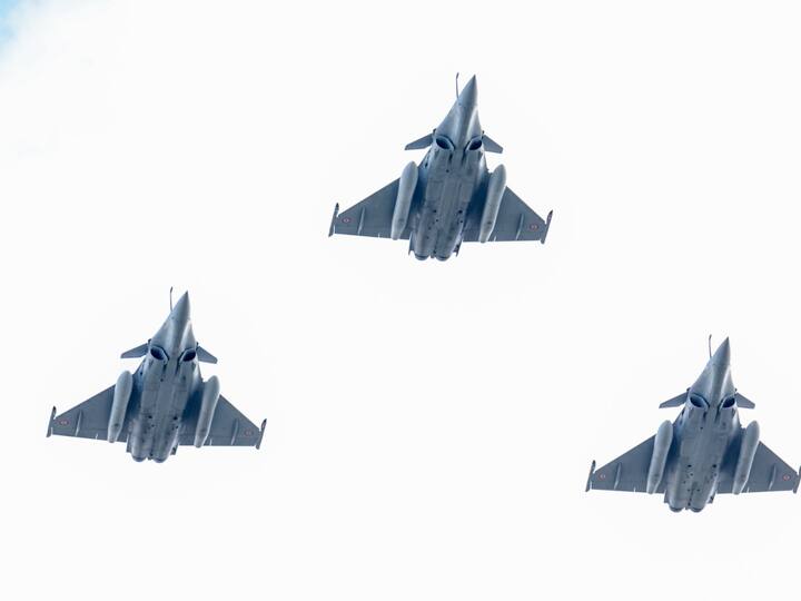 The Indian Air Force has also contributed three Rafale fighter jets to participate in the flypast alongside French jets. Image Source: MEA