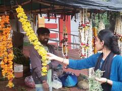 मौसम के मिजाज ने बिगाड़ा फूलों का बाजार, सावन में महंगे हुए फूल, जानें कीमतों में कितना आया फर्क?