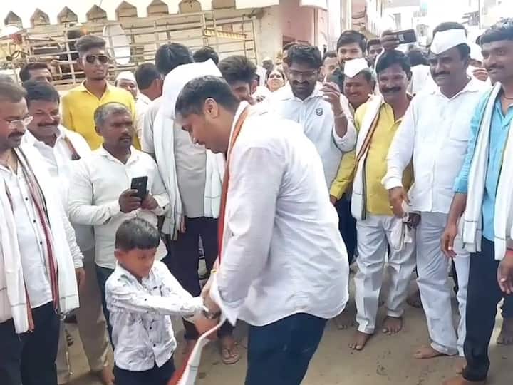 यावेळी भाजप खासदार सुजय विखे यांच्या फराळ वाटप केंद्रावर आमदार रोहित पवार यांनी भेट दिली.