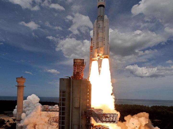 ISRO successfully launched 7 planets of Singapore from shriharikotta andra pradesh detail marathi news ISRO : भले शाब्बास! इस्रोची पुन्हा एकदा यशस्वी कामगिरी, सिंगापूरच्या 7 ग्रहांचं केलं यशस्वी प्रक्षेपण