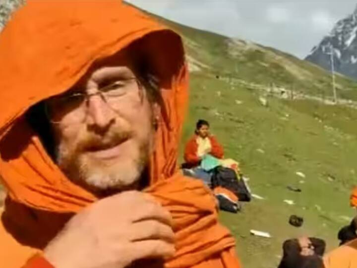 આમાંથી એક વ્યક્તિએ કહ્યું કે અમે કેલિફોર્નિયામાં એક મંદિરના આશ્રમમાં રહીએ છીએ. તેણે કહ્યું કે છેલ્લા ઘણા સમયથી અમે અહીં મુલાકાત લેવા આવવા ઈચ્છતા હતા. છેલ્લા ઘણા સમયથી યુટ્યુબ પર દરરોજ આરતીના વીડિયો જોઈએ છીએ.