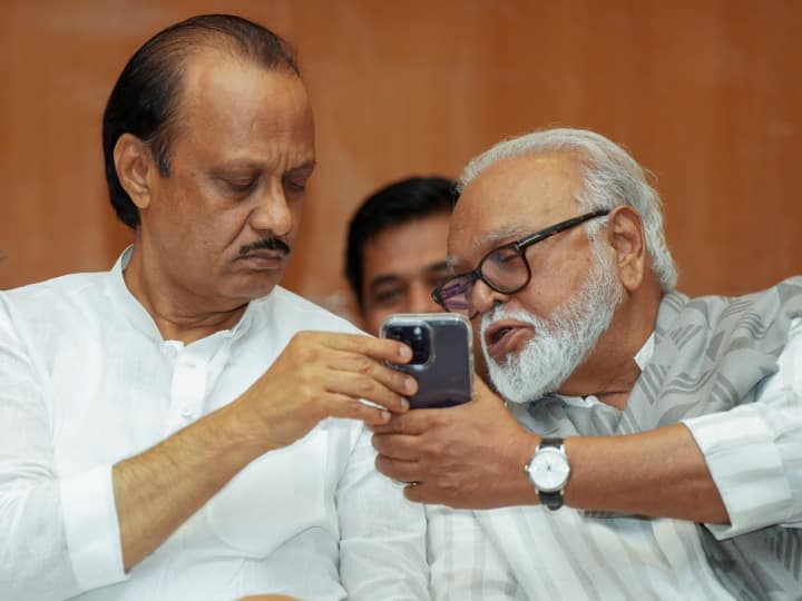 Maharashtra Cabinet Expansion Update NCP Leader Ajit Pawar Finance Portfolio Chhagan Bhujbal gets Agriculture Department Maharashtra Cabinet Expansion: महाराष्ट्र में शिवसेना-बीजेपी की बढ़ेगी बेचैनी? NCP के इन मंत्रियों को मिल सकता है ये विभाग