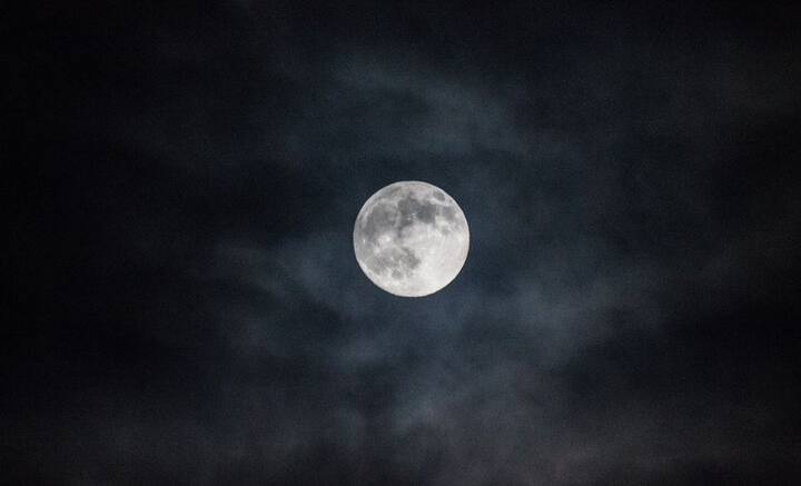 জার্মানির উপকূল এলাকার মানুষজনের বিশ্বাস, জোয়ার-ভাঁটার সঙ্গে সংযোগ রয়েছে ‘ম্যান ইন দ্য মুন’-এর। তাঁদের মতে, চাঁদের বুকে এক দৈত্যের বাস রয়েছে। নিজের মুখ থেকে সে-ই পৃথিবীতে জল ঢালে, তা থেকেই জোয়ার আসে নদীতে।