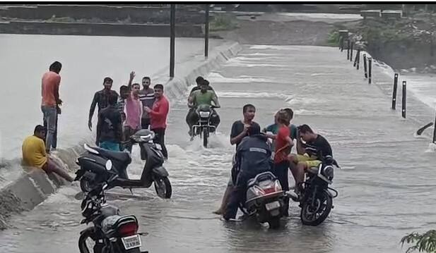 પાળા તૂટવાથી સરસાલી ગામ વરસાદી પાણી ધુસ્યા છે. ખેતરનું ધોવાણ થઇ ગયું હોવાના સમાચાર પ્રાપ્ત થઈ રહ્યા છે. પાળા તૂટવાથી સરસાલી ગામ સંપર્ક વિહોણું બન્યું છે.