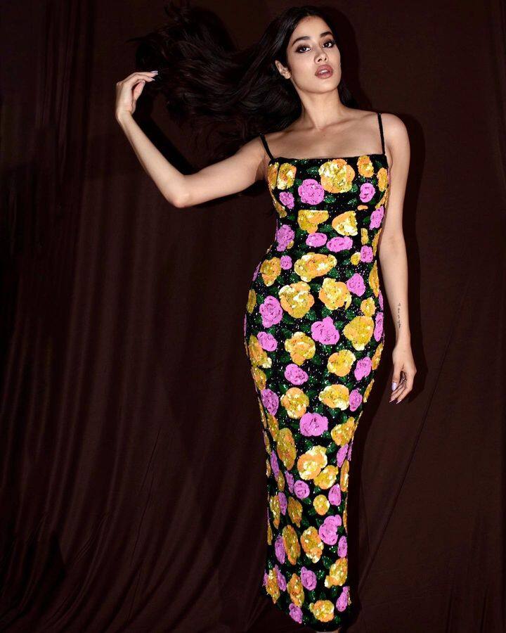 जान्हवी कपूरचा स्टायलिश लूक इंटरनेटवर व्हायरल होत आहे.(photo:janhvikapoor/instagram)