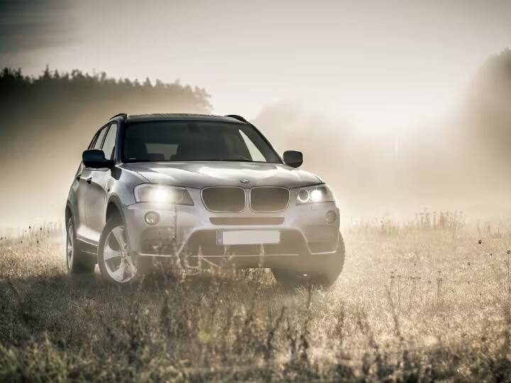 mParivahan App: હાલમાં માર્કેટમાં વાહનોની સંખ્યા ખુબ જ વધી રહી છે. ઘણીવાર આપણે અકસ્માત થયેલી કે પછી રસ્તાં પર આડેધડ પાર્ક કરેલી ગાડીના માલિકનો સંપર્ક કરવાનો પ્રયાસ કરીએ છીએ, પરંતુ નથી કરતી શકતા. કેમ કે આ માટે આપણી પાસે પુરી માહિતી નથી હોતી. પરંતુ હવે તમે આને આસાનીથી તમારા મોબાઇલ મારફતે જ મેળવી શકો છો. તમે વાહનના માલિક વિશે તેના નંબર દ્વારા જ સંપૂર્ણ માહિતી મેળવી શકો છો. આ માટે અમે અહીં બે પદ્ધતિઓ આપી છે. આ સ્ટેપ્સને ફોલો કરીને તમે મિનિટોમાં કોઈપણ ગાડીની વિગતો મેળવી શકો છો.