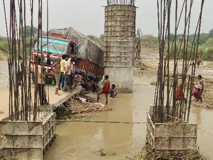 UP Flood: फतेहपुर में 25 गांवों पर बारिश ने बढ़ाया संकट, पुल नहीं होने से उफनती नदी पार करने को मजबूर ग्रामीण