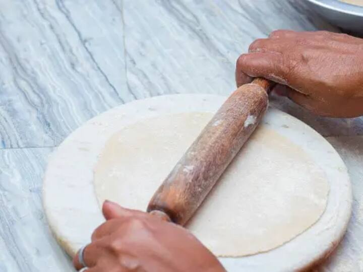 இப்போது ஒரு தோசை கல்லை சூடாக்கி தேய்த்த சப்பாத்தியை போட்டு, சிறிது நெய் தடவி இருபுறமும் வேகவைக்கவும்.