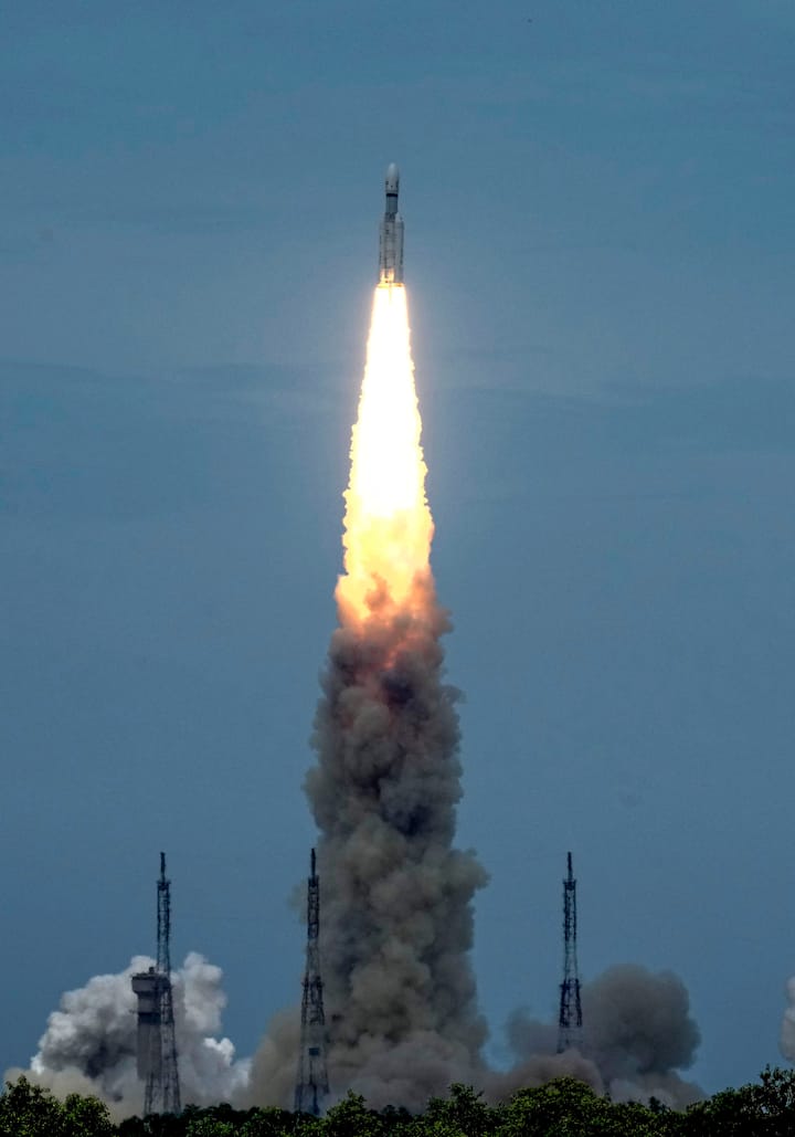 শ্রীহরিকোটা থেকে সফল উড়ান ধরার কয়েক মুহূর্ত পরেই পৃথিবীর পাশের অর্বিটে সফলভাবে পৌঁছে গিয়েছে চন্দ্রযান। এবার শুরু হবে চাঁদের পথে পাড়ি।