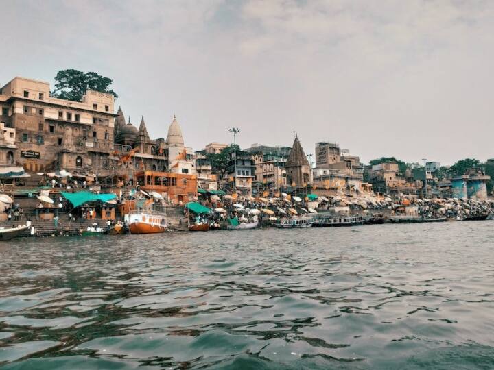 भारत की प्रमुख नदियों का प्रदूषण किसी से छिपा नहीं है, फिर चाहे वह कानपुर और वाराणसी में गंगा हो या दिल्ली में यमुना. इन जगहों पर बड़े-बड़े नाले आकर इन नदियों में मिलते हैं और लगातार इन्हे प्रदूषित कर रहे हैं.