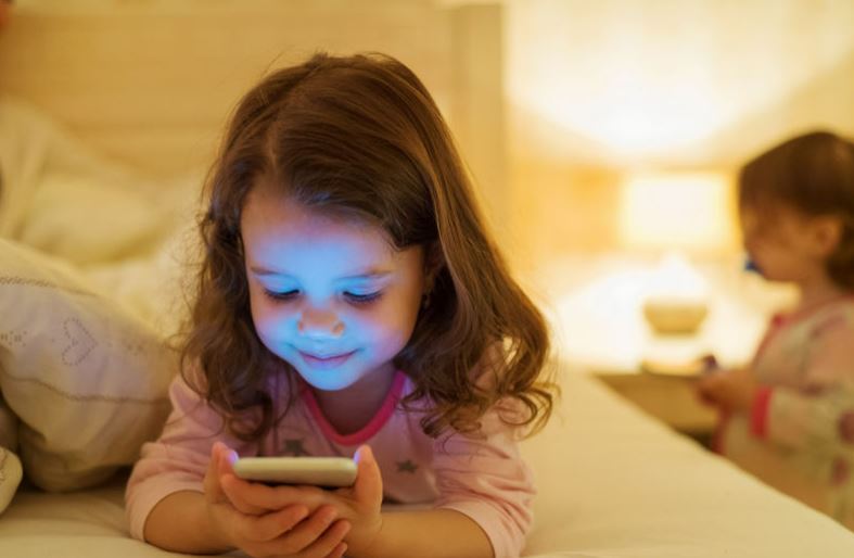 બાળકોને મોબાઈલ ફોન આપવાની યોગ્ય ઉંમર કઈ, જાણી લો, ક્યાંક લાડ પ્યારમાં બગડી ન જાય તમારું બાળક