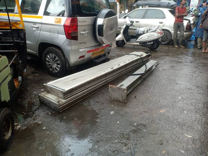 यानंतर आपत्ती व्यवस्थापन कक्षाचे कर्मचारी व सार्वजनिक बांधकाम विभागाचे कर्मचाऱ्यांना पाचारण केलं.
