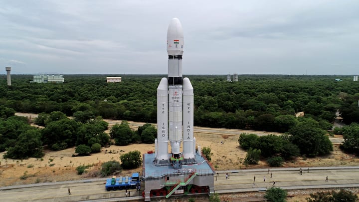 Chandrayaan 3 Mission : इस्रोकडून चांद्रयान 3 मोहिमेचं काऊंटडाऊन सुरु झालं आहे.'चांद्रयान-2'च्या क्रॅश लँडिंगनंतरची महत्त्वाची मोहीम आहे. मोहिमेची वैशिष्ट्ये काय?