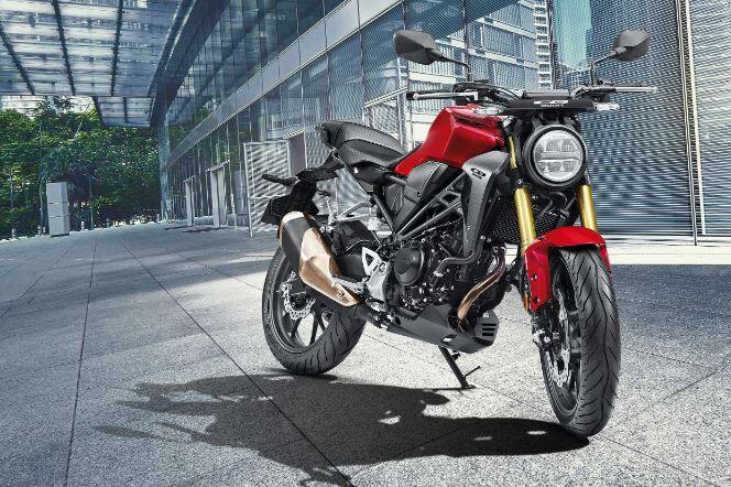 ਹੌਂਡਾ CB300R ਨਿਓ-ਰੇਟਰੋ ਰੋਡਸਟਰ 2.77 ਲੱਖ ਰੁਪਏ ਦੀ ਐਕਸ-ਸ਼ੋਰੂਮ ਕੀਮਤ 'ਤੇ ਉਪਲਬਧ ਹੈ। ਇਸ 'ਚ 286.01cc, ਸਿੰਗਲ-ਸਿਲੰਡਰ, ਲਿਕਵਿਡ-ਕੂਲਡ, ਫਿਊਲ-ਇੰਜੈਕਟਿਡ ਇੰਜਣ ਹੈ ਜੋ 30 bhp ਦੀ ਪਾਵਰ ਅਤੇ 27.5 Nm ਦਾ ਟਾਰਕ ਜਨਰੇਟ ਕਰਦਾ ਹੈ। ਇਸ 'ਚ 6-ਸਪੀਡ ਮੈਨੂਅਲ ਗਿਅਰਬਾਕਸ ਦਿੱਤਾ ਗਿਆ ਹੈ।
