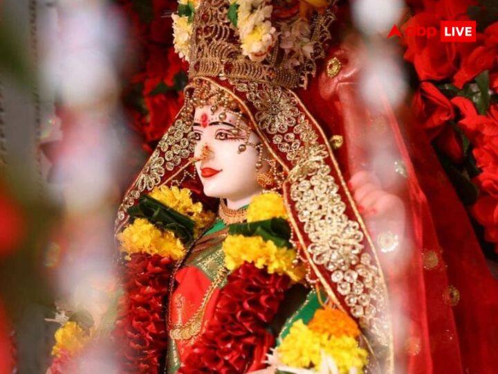 असहाय का अपमान न करें: मां संतोषी का व्रत रखने और पूजा करने वालों को कभी भी गरीब और असहाय लोगों का अपमान नहीं करना चाहिए. ऐसा करने से मां संतोषी नाराज हो जाती है. अगर आप मां संतोषी का व्रत करती हैं तो शुक्रवार के दिन गरीबों में अपनी क्षमतानुसार दान जरूर करें.