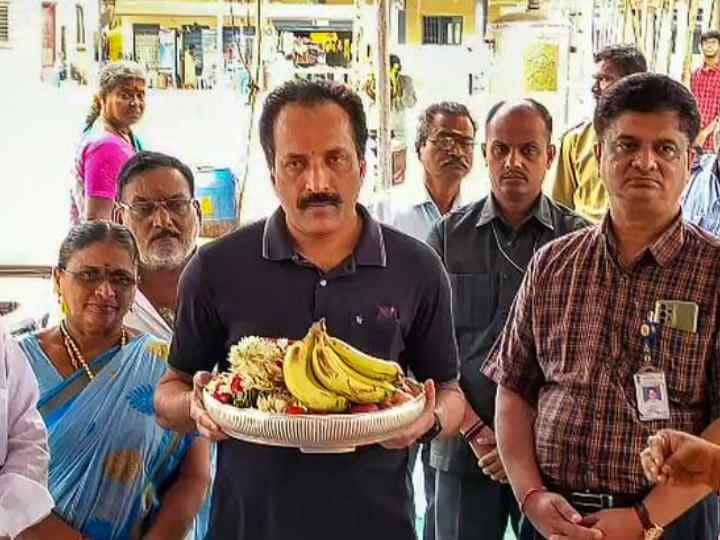 ISRO Chairman Somnath offers prayers at temple ahead of Chandrayaan 3 mission on 13 july Chandrayaan-3: मून मिशन की सफलता के लिए मंदिर पहुंचे ISRO चीफ, की पूजा
