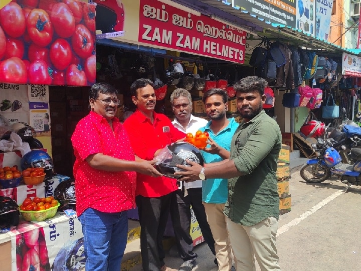 Buy Helmet Get Tomato:  ஒரு ஹெல்மெட் வாங்கினால் ஒரு கிலோ தக்காளி இலவசம் -எங்கு தெரியுமா..?