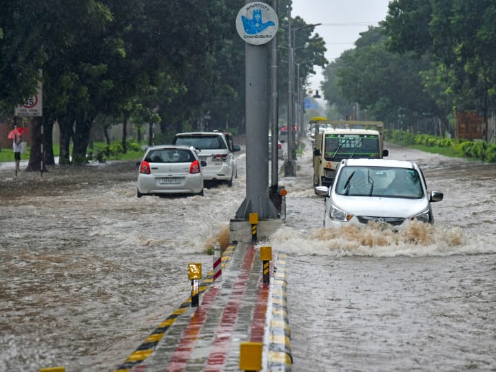 Delhi Flood Yamuna River News Traffic Police issued Traffic Advisory Know Details Delhi Traffic Advisory: सावधान! दिल्ली में बाढ़ की वजह से कई रास्ते बंद, ट्रैफिक पुलिस ने जारी की एडवायजरी, घर से निकलने से पहले देख लें रूट