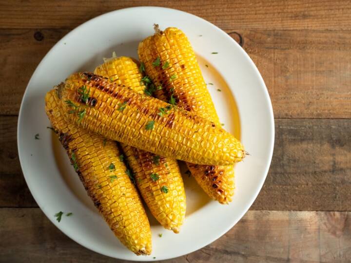 कुछ लोग इसे उबालकर तो कुछ लोग इसे भुनकर खाते हैं. अधिकतर लोग यह नहीं जानते हैं कि भुट्टा सेहत के लिए बहुत फायदेमंद होता है.