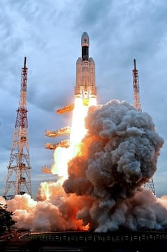 হাতের মুঠোয় চাঁদ