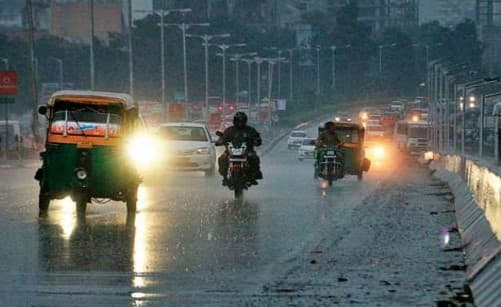 Maharashtra rain news Heavy rain warning in Madhya Maharashtra and Vidarbha Konkan imd Maharashtra Rain : कोकणासह मध्य महाराष्ट्र आणि विदर्भात मुसळधार पावसाचा इशारा, तर मराठवाड्यात पावसाचा यलो अलर्ट; वाचा हवामान विभागाचा अंदाज