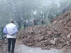 рдорд╕реВрд░реА рдЯрд┐рд╣рд░реА рд░реЛрдб рдкрд░ рд╕реНрдХреВрд▓ рдХреЗ рдкрд╛рд╕ рднрд╛рд░реА рднреВрд╕реНрдЦрд▓рди, рдмрдбрд╝реЗ-рдмрдбрд╝реЗ рдкрддреНрдерд░ рдФрд░ рдорд▓рдмрд╛ рдЖрдиреЗ рд╕реЗ рдорд╛рд░реНрдЧ рдмрдВрдж