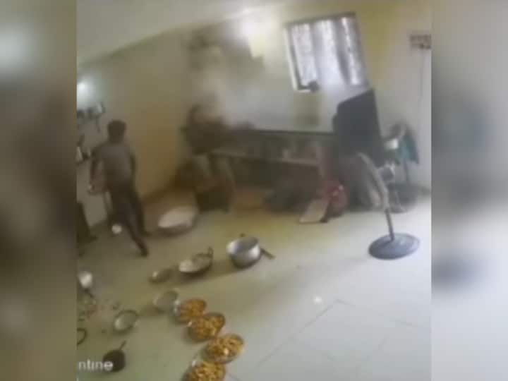 Pressure Cooker Blast in Kitchen Accident Viral Video कुकर बना 'बम', वीडियो देख जाएंगे सहम, किचन में खाना बना रहे लड़के के मुंह पर फटा!