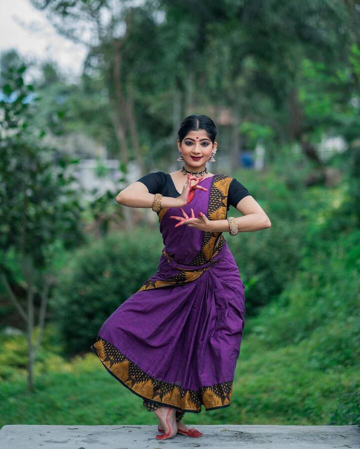 भरतनाट्यम के ढेर सारे मानसिक और शारीरिक लाभ हैं.जो लोग भारतनाट्यम करते हैं उनका एक तरह का कार्डियो वर्कआउट हो जाता है.इससे ब्लड सर्कुलेशन सही रहता है.इसे रोजाना करने से मेमोरी और इमेजिनेशन की पावर भी बढ़ती है क्योंकि डांस के समय लॉन्ग सीक्वेंस को याद रखना पड़ता है.वहीं इससे कैलोरी बर्न होती है.ये आंखों के लिए भी फायदेमंद है क्यों कि डांस में आंखों से एक्सप्रेशन देना होता है इससे आंखों के मसल्स का वर्कआउट होता है.