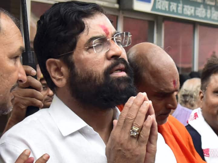 Eknath Shinde Faction MLA Disqualification Supreme Court issues notice to Maharashtra Assembly Speaker on Uddhav Thackeray Faction Plea Shinde Faction MLA Disqualification: शिंदे गुट की बढ़ी मुश्किलें! सुप्रीम कोर्ट ने अयोग्यता मामले पर जारी किया महाराष्ट्र विधानसभा स्पीकर को नोटिस