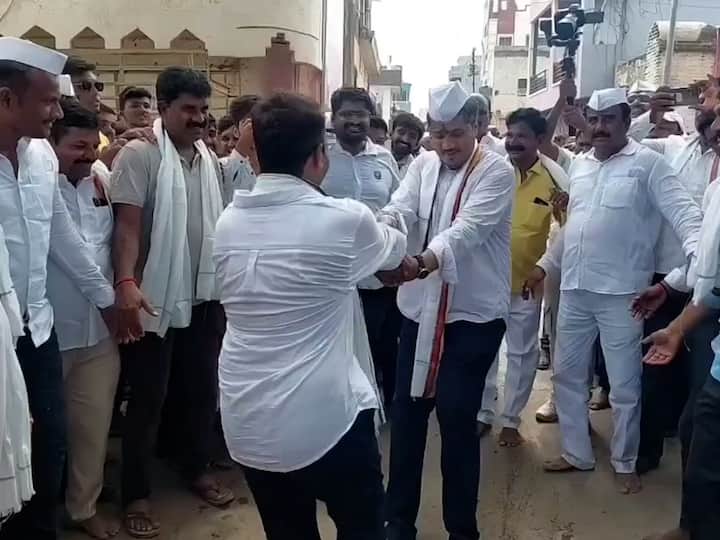 यावेळी रोहित पवार यांनी पावलीही खेळली.