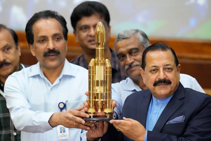 সফল উৎক্ষেপণ ও অর্বিটে সফলভাবে পৌঁছে চাঁদের উদ্দেশে চন্দ্রযানের যাত্রা শুরুর পরই ইসরো প্রধানের বার্তা, অভিনন্দন ভারত। চাঁদের লক্ষ্যে সফলভাবে যাত্রা শুরু করেছে চন্দ্রযান ৩।