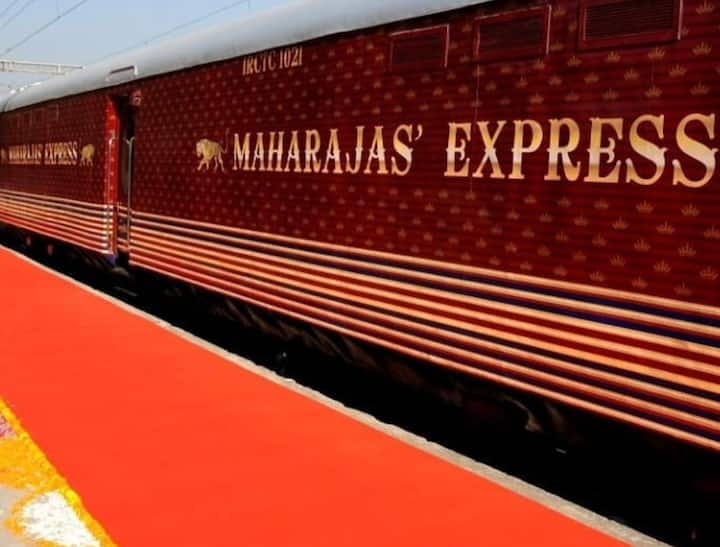 कहीं जाने आने के लिए आप भी जरूर ट्रेन (Train)में बैठे होंगे.  क्या आप भारत की सबसे महंगी ट्रेन में बैठे हैं. इस ट्रेन की खासियतें इसे देश की सबसे लक्जरी और पांच सितारा ट्रेन बनाती हैं. इसमें इतनी सारी सुविधाएं हैं कि पैसेंजरों खुद को किसी राजा महाराजा से कम नहीं समझ पाते. बात हो रही है भारत में सबसे महंगे किराए वाली महाराजा एक्सप्रेस (Maharaja express)की. चलिए जानते हैं देश की सबसे लग्ज़री ट्रेन के बारे में सब कुछ.
