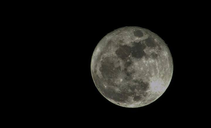 আর এই রহস্য উদঘাটনে যে গহ্বরগুলির ভূমিকা উল্লেখযোগ্য, তার মধ্যে অন্যতম হল ‘ম্যান ইন দ্য মুন’। ‘ম্যান ইন দ্য মুন’ আসলে চাঁদের বুকে অবস্থিত সমুদ্রসমান গহ্বর, কৃষ্ণবর্ণ ওই গহ্বরগুলিকে চাঁদের কলঙ্ক বলে উল্লেখ করি আমরা।