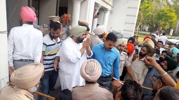 ਕੁਸ਼ਲਦੀਪ ਢਿੱਲੋਂ ਨੇ ਕਿੱਥੇ ਖਰੀਦੀ ਬੇਨਾਮੀ ਜਾਇਦਾਦ ਤੇ ਕਿੰਨੇ ਕਰੋੜ ਖਾਤੇ 'ਚ, ਚਾਰਜਸ਼ੀਟ 'ਚ ਹੋਇਆ ਖੁਲਾਸਾ Charge sheet filed against Kushaldeep Singh Dhillon ਕੁਸ਼ਲਦੀਪ ਢਿੱਲੋਂ ਨੇ ਕਿੱਥੇ ਖਰੀਦੀ ਬੇਨਾਮੀ ਜਾਇਦਾਦ ਤੇ ਕਿੰਨੇ ਕਰੋੜ ਖਾਤੇ 'ਚ, ਚਾਰਜਸ਼ੀਟ 'ਚ ਹੋਇਆ ਖੁਲਾਸਾ