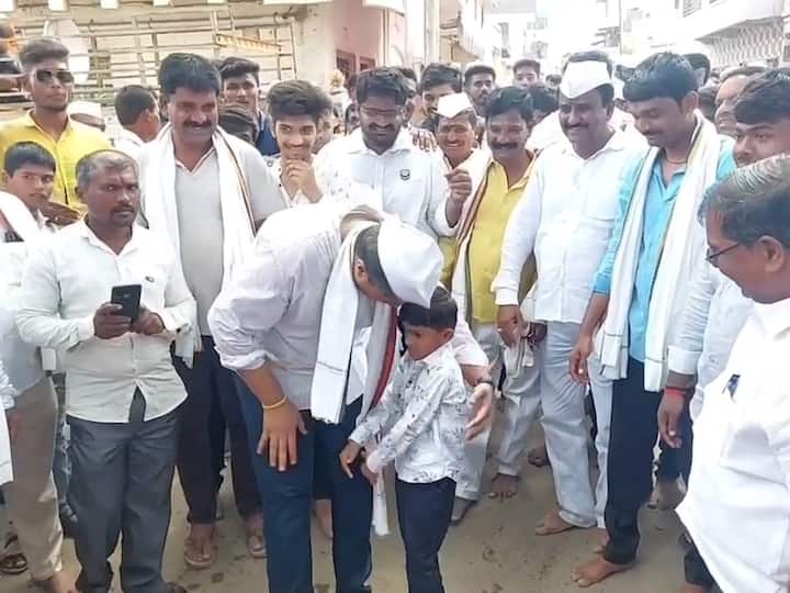 राष्ट्रवादीचे आमदार रोहित पवारांना यावेळी फुगडी खेळण्याचा मोहही आवरला नाही.