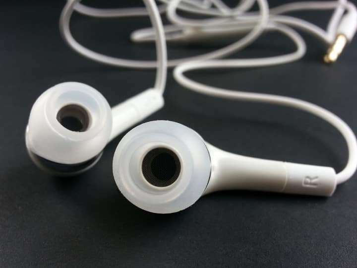 what does l and r mean in an earphone know here about left and right channels सिर्फ लेफ्ट और राइट नहीं होता हेड़फोन पर लिखे 