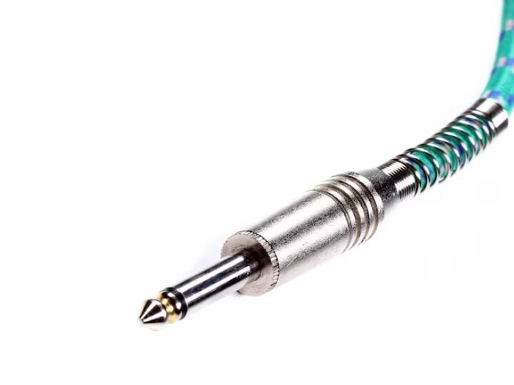 एक रिंग वाले प्लग का मतलब होता है कि यह मोनो ऐडाप्टर है. इसका अर्थ होता है कि हेडफोन आउटपुट में केवल एक ऑडियो चैनल होता है. इस प्रकार के प्लग का उपयोग वाद्य यंत्रों, रेकॉर्डर्स, रेडियो और अन्य उपकरणों के साथ ऑडियो संग्रह के लिए किया जाता है. एक रिंग वाले प्लग को मोनो जैक भी कहा जाता है.