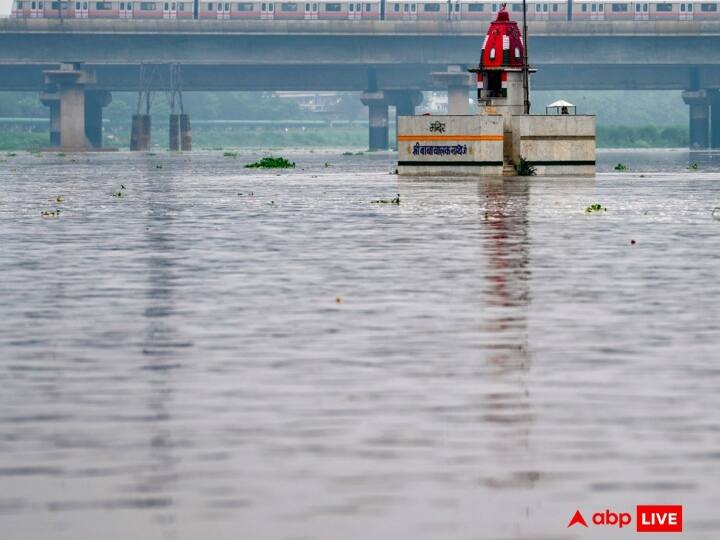 Delhi Floods: यमुना ने तोड़े रिकॉर्ड! जानिए क्या होता है नदी में खतरे का निशान Delhi Floods Update Yamuna broken maximum water level record know what is river maximum flood level Delhi Floods: यमुना ने तोड़े रिकॉर्ड! जानिए क्या होता है नदी में खतरे का निशान