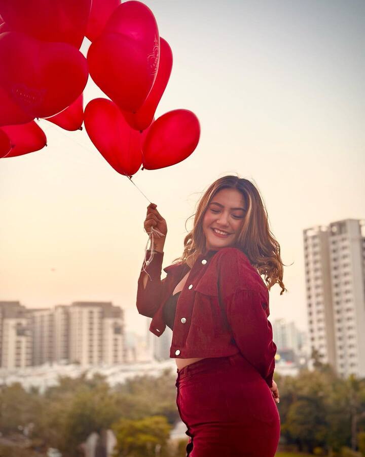 आशिका ने अपने इंस्टाग्राम पर भी कई पिक्चर्स शेयर की हैं. जिसमें वो काफी ग्लैमरस लग रही हैं.