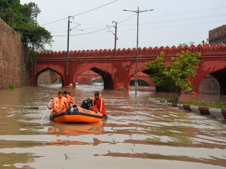 Delhi Floods: घट रहा यमुना का जलस्तर...सेना की मदद से ITO बैराज का जाम गेट खुला | 10 बड़ी बातें