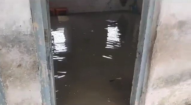 Keshod Rain: કેશોદની આ શાળાના રુમમાં ઘૂસ્યા પાણી, ભર વરસાદે પાણીનો નિકાલ કરવા આચાર્યએ તોડી નાખી દિવાલ