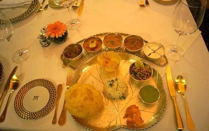 महाराजा एक्सप्रेस में एक से बढ़कर एक सुविधाएं दी गई हैं. इस  ट्रेन का प्रेजिडेंशियल सुइट बहुत ही खास है. यहां पैसेंजर के भोजन की व्यवस्था है. यहां वर्ल्ड क्लास का राजशाही भोजन परोसा जाता है.