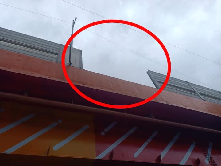 ठाण्यातील केसर मिल येथे असणाऱ्या उड्डाण पुलावरील साऊंड बॅरियर ब्रिक कोसळला.