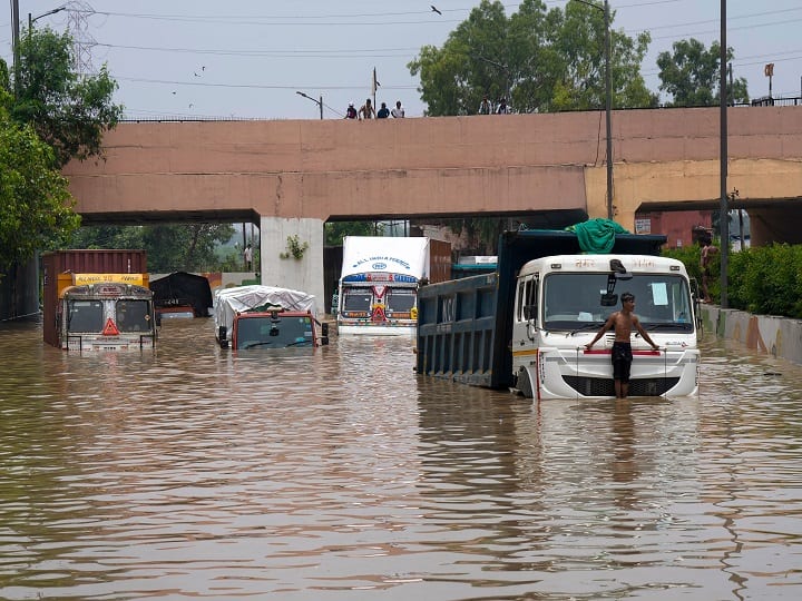 Heavy Rain Alert Live: राजधानी के बाद अब नोएडा में भी यमुना को लेकर अलर्ट, दिल्ली के हालात के बारे में पीएम ने ली जानकारी