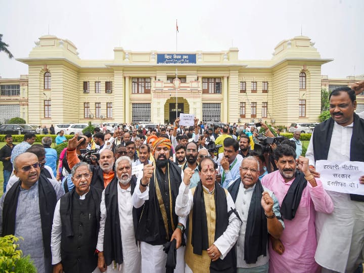FIR against 63 leaders except Samrat Chowdhary and Vijay Sinha who participated in assembly march in Patna Bihar News: पटना में 'विधानसभा मार्च' में हिस्सा लेने वाले BJP के 63 नेताओं पर FIR, सम्राट चौधरी और विजय सिन्हा का नाम नहीं